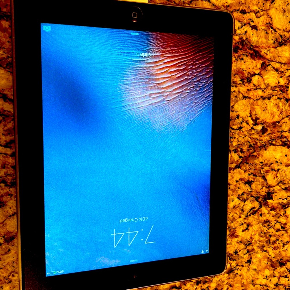 ipad 2nd generation flawless no scratches and fully functioning with charger.